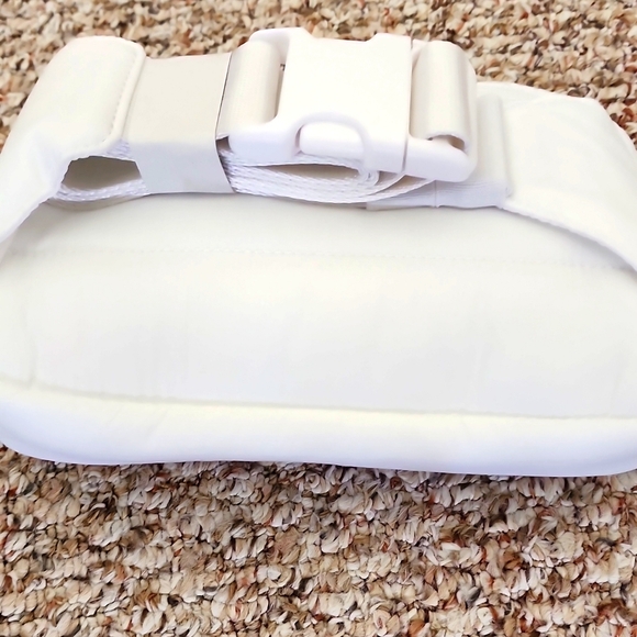 Lululemon White Puff Belt Bag Large New - Picture 3 of 4